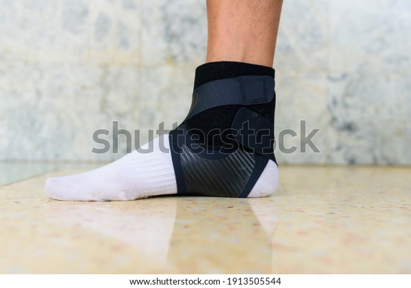 The man were Ankle support\
lightweight and press ankle protection anti-sprain running\
breathable
