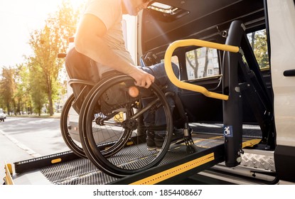 Ein Mann im Rollstuhl auf einem Fahrzeug für Menschen mit Behinderungen