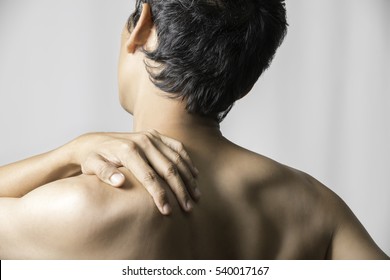 A man who has a shoulder pain