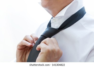 man who ties his tie