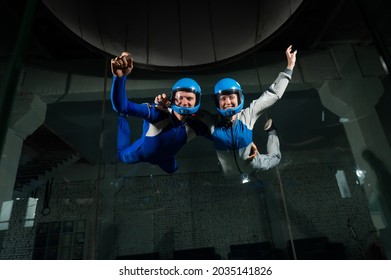 Ein Mann und eine Frau fliegen gerne zusammen in einem Windtunnel. Gratis-Fallsimulator