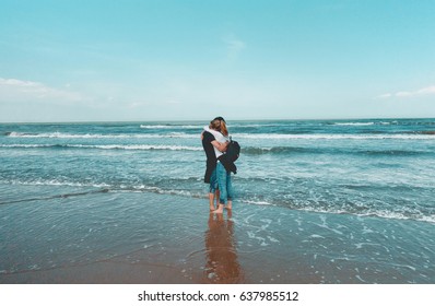 Man and woman il love, hugs on sea