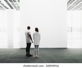 Man and woman walking through the gallery 