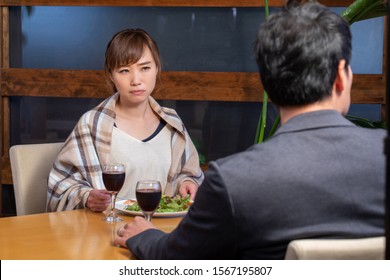 The man and woman who eats in restaurant