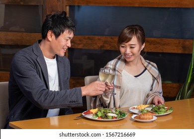 The man and woman who eats in restaurant