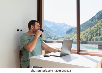 Computer Portatile, Bicchieri E Tazze Da Caffè All'aperto Sulla Terrazza  Del Giardino Fotografia Stock - Immagine di paesaggio, portatile: 200221044