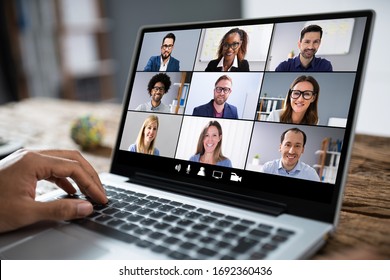 Hombre que trabaja desde casa tiene Videoconferencia de grupo en línea sobre portátil
