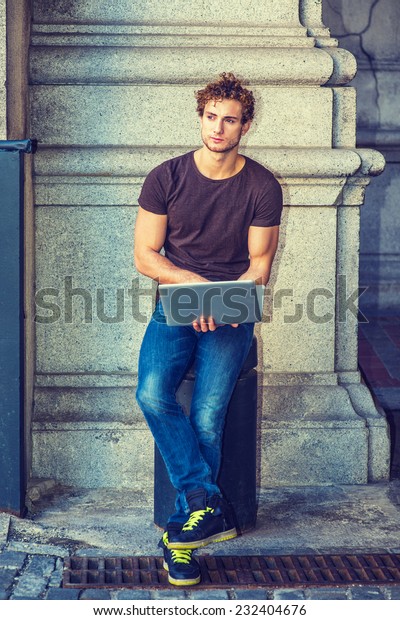 Man Working On Street Wearing Dark Stockfoto Jetzt