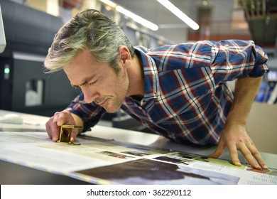 Hombre trabajando en imprenta