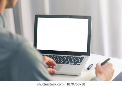 Der Mann schreibt Post und macht Notizen auf dem Computer.