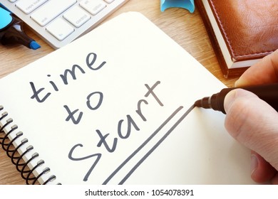 Man writing time to start in a note.