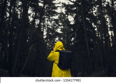 カメラと黄色いレインコートを着た男性。 背景、壁紙の写真素材