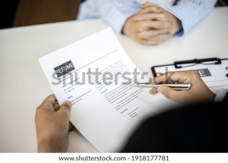 The manager is explaining information about the job position being hired to the job applicant, the manager explains the job qualifications, salary benefits. Job application ideas.