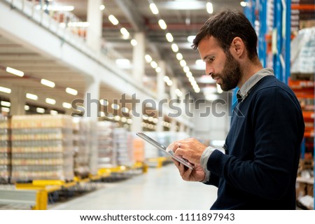 Manager holding digital tablet in warehouse Stock foto © 