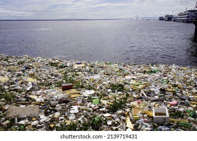 Manaus, 25. März 2022. Verschmutzung des Rio Negro durch Tonnen Müll, der in den Fluss geworfen wird. Manaus-Amazon, Brasilien. 