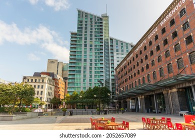 MANCHESTER, UK - September 20, 2020: Great Northern Square With Modern Buildings And The Grade 2 Listed Great Northern Building, A Former Railway Goods Distribution Warehouse, Now A Leisure Centre.