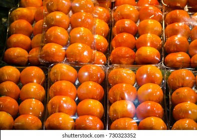 Mandarin Orange Packing, Wrapping With Cling Wrap In The Pack Of 8, For Sale At A Fruit Market.