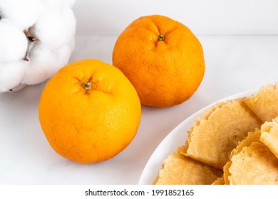 Mandarin Oranges Alongside Some Kuih Kapit Or Chinese Love Letters In A Chinese New Year Snack Platter.