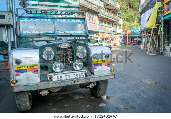Manebhanjan, West Bengal, India - January 21, 2021\
: A vintage Land Rover waiting for tourist to ride early in the\
morning at booking\
center