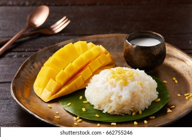 mango with sticky rice , Thai dessert 