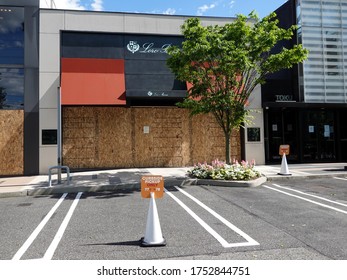 MANHASSET, NEW YORK - JUNE 7, 2020: Loro Piana Store Boards Up As A Precaution To Prevent Looting Of The Store In Americana Manhasset, An Upscale, Open-air Shopping Center Located In Long Island