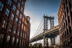 Manhattan Bron Ses Från En Smal Gränd Omges Av Två Tegelbyggnader På En Solig Dag På Sommaren