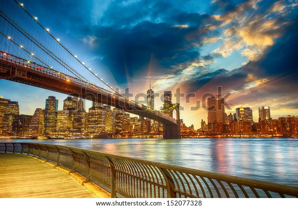 ニューヨーク市マンハッタン 壮観な夕焼けの街並み の写真素材 今すぐ編集