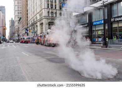 Manhattan, New York City, USA - 27 december 2019: New York fire truck amid smoke coming out of manhole