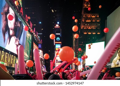 Manhattan, New York, United States Of America - Dec 31 2014: The Times Square New Year's Eve Celebration Famous For Ball Drop. Balloons Falling From The Sky And Cheering Crowds With Balloon Sticks.