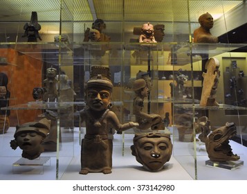 Manhattan, New York, USA - October 7, 2014: Statue At The Natural History Museum