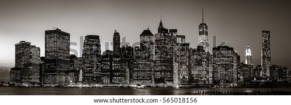 Manhattan Nachts Schwarz Weiss Bild Von New York Stockfoto Jetzt Bearbeiten