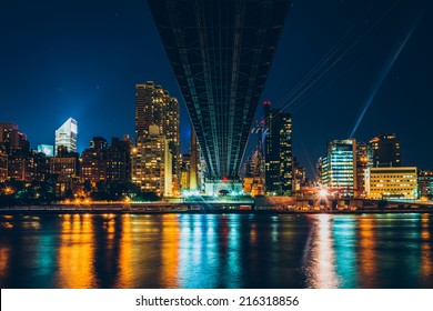 The Manhattan Skyline seen from under the Queensboro Bridge on Roosevelt Island, New York.: zdjęcie stockowe