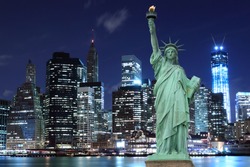 Manhattan Skyline Y La Estatua De La Libertad De Noche En Nueva York