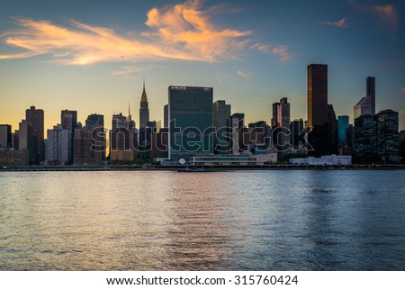 Similar – Foto Bild Skyline von Manhattan, Queens und New Jersey mit Möven in der Dämmerung