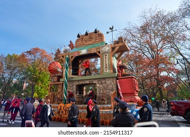 Manhattan, USA - 24. November 2021: Country Store Thanksgiving Parade Vehicle In NYC. Parade Car In Manhattan At Macys Thanksgiving Parade