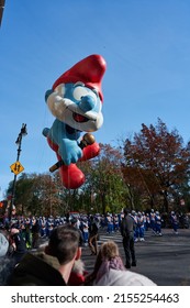 Manhattan, USA - 24. November 2021: Huge Papa Smurf Balloon. Thanksgiving Parade In NYC. Macys Parade. Celebrating Thanksgiving Holiday