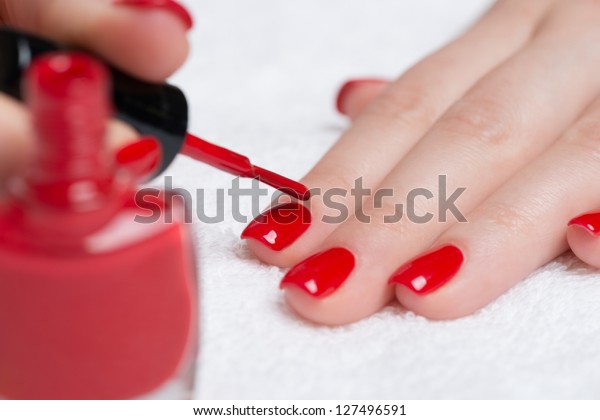 マニキュア 柔らかい白いタオルの上に赤いマニキュアを施した女性の爪 の写真素材 今すぐ編集
