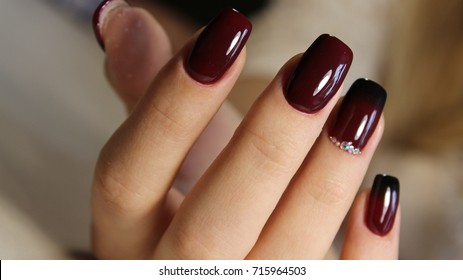 Manicure design gradient burgundy and black