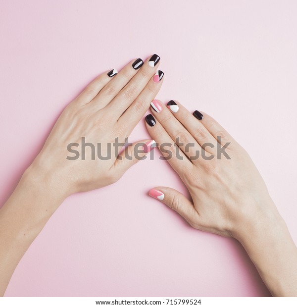 Las uñas manicura en un fondo rosado