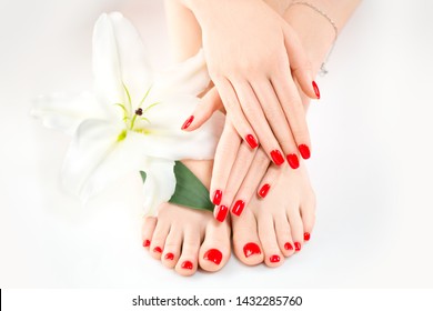美容院的修指甲和修脚。水疗、护肤、保湿概念。健康女性的手和腿用漂亮的指甲。柔软的皮肤，护肤概念。美容指甲、清漆