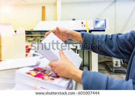 Manipulating envelopes for mailing