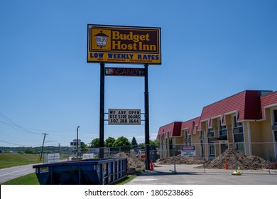 Mankato, Minnesota - June 5, 2020: Sign For A Budget Host Inn With Vacancy, A Cheap Motel Chain Known For Low Rates