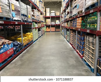 Mankato, MN/USA- April 15, 2018. Empty Aisle Of A Sam's Club, A Membership-only Wholesale Store Which Is Owned By Walmart.