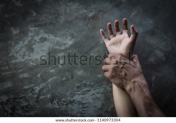 女性の手を握る男性の手 性的虐待とレイプのコンセプト 女性に対する不法売買への反対と暴力の阻止 の写真素材 今すぐ編集
