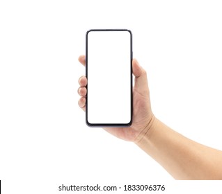 Die Hand eines Mannes hält ein leeres Smartphone mit einem schwarzen Rahmen.