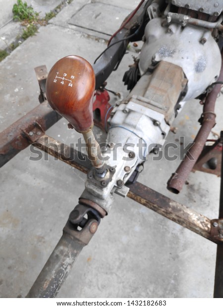 manual car transmission\
system, gearbox