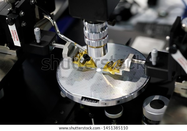 Manual probe system for RF test of semiconductor\
silicon wafers. Selective\
focus.