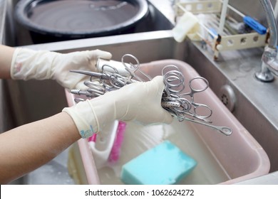 Manual surgical instrument cleaning after used , before sterilization