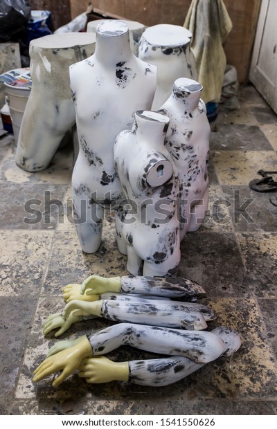 Manufacture of\
fake mannequins, various\
mannequins.