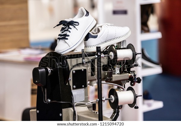 Manufacture and machine of leather shoes.\
Sewing machines for the manufacture of tennis\
shoes